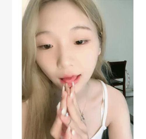 9分颜值金发美女！外表甜美活泼！近距离特写，跳蛋假屌自慰，双管齐下猛捅，椅子上骑坐深插-福利好好看