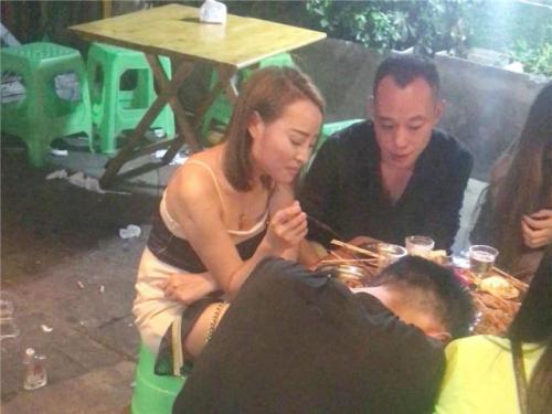 性感吊带短裙美妞逛夜市偷拍极品嫩穴小洞口跟了许久值了!-福利好好看