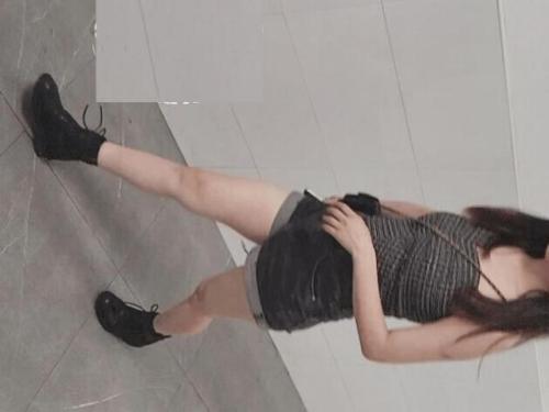 时髦大美女大黑B蹲坑抽烟尿尿时间紧迫拍完B就闪-福利好好看