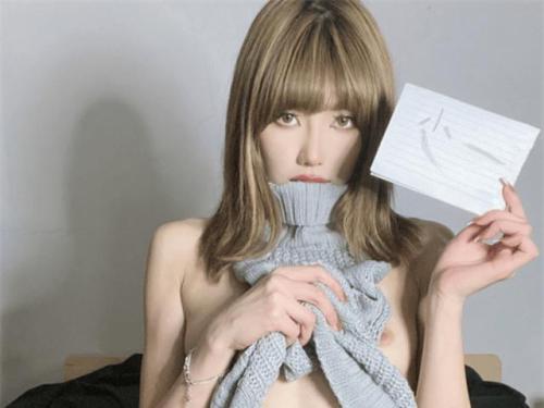 暗黑界LISA某音网红田心三水原版未流出举牌定制私拍全裸举牌极致妖媚模特身材欠操的样子哟-福利好好看