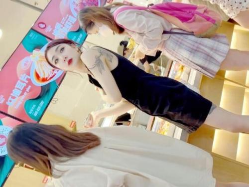 商城快餐店半筒黑丝烟熏妆靓妞,性感花纹身和漏毛窄内床上绝对骚-撸先生