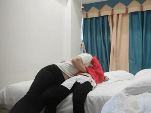 [超清AI画质增强]，泡良大神，[爱情故事]，网恋达人奔现偷拍，剃毛小姐姐，一身红真喜庆，苗条肤白，舌吻间脱光插入-福利好好看