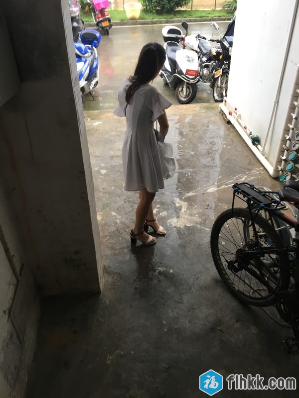 变态眼镜哥请隔壁租房白领小姐姐吃宵夜偷偷下Y放倒带到旅馆开房1V-福利好好看