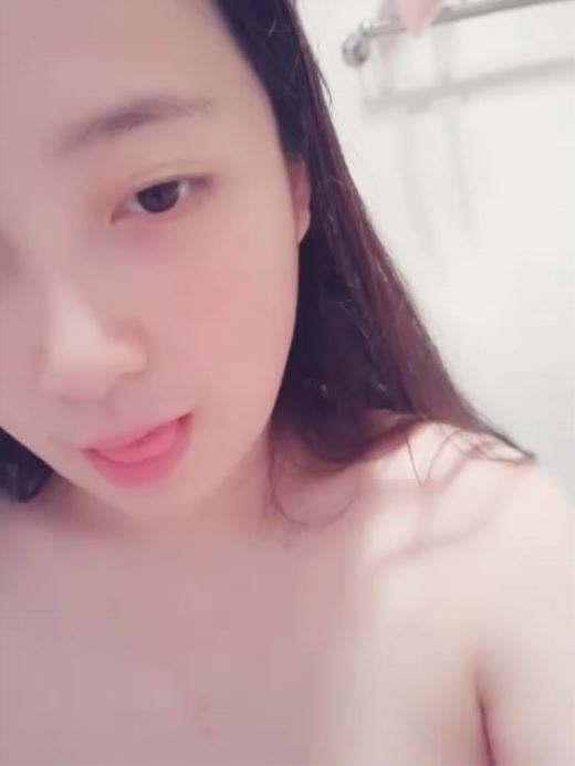 网络红人@超级嫩的萝莉清纯巨乳@[咪酱]系列（02之心血来潮全裸洗浴揉逼逼有点要流出来的感觉原版高清[32.96M]-福利好好看