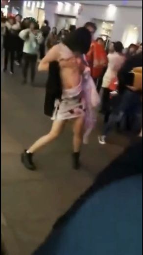 你相信吗我亲眼拍的商场门口妹子貌似嗑药了在大街上脱胸罩跳舞路人纷纷拿出手机拍摄[14.32M]-福利好好看