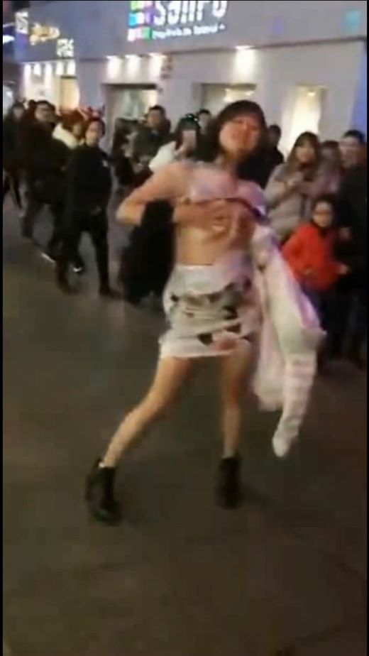 你相信吗我亲眼拍的商场门口妹子貌似嗑药了在大街上脱胸罩跳舞路人纷纷拿出手机拍摄[14.32M]-福利好好看