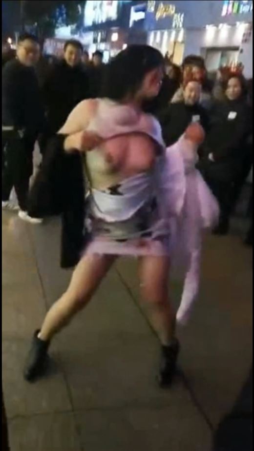 你相信吗我亲眼拍的商场门口妹子貌似嗑药了在大街上脱胸罩跳舞路人纷纷拿出手机拍摄[14.32M]-福利好好看