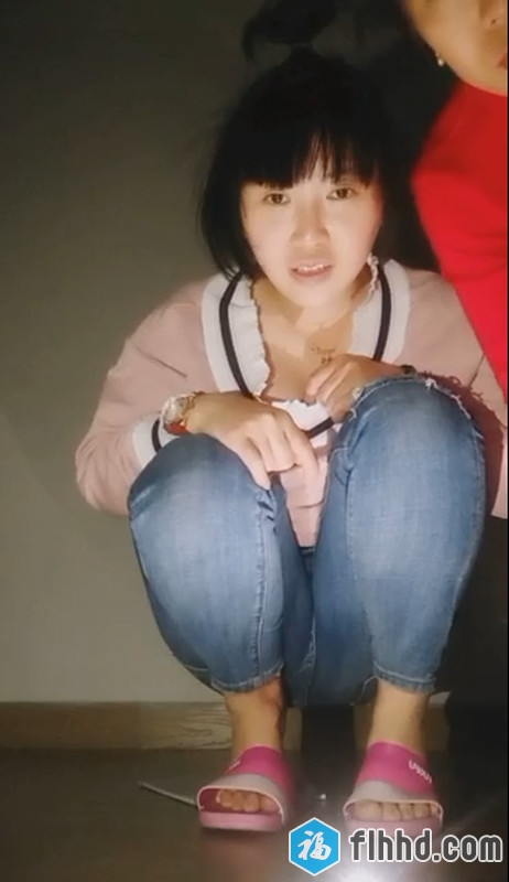 大半夜的一男二女玩三人游戏旁边那个女的戏好多很会玩1V-福利好好看