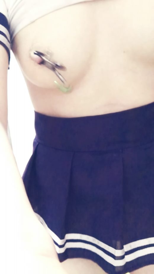 网络红人@[莱莱小宝贝]JK学生制服道具大秀啊种类花样多sm滴蜡风油精灌肠道具全，小母狗原版高清720P[1.27G]-福利好好看