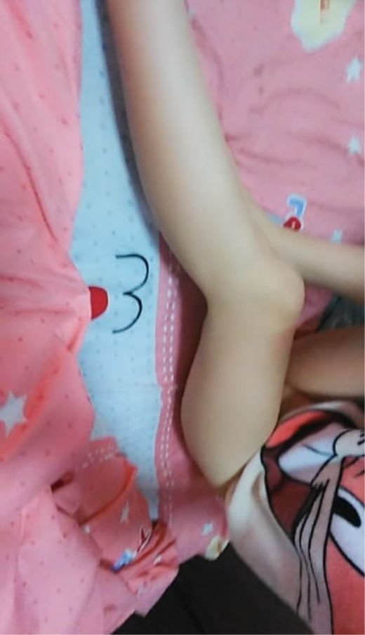 网络红人@[莱莱小宝贝]睡衣还没换就来一发格子袜夹阴蒂旋转假JJ自慰高潮尿尿了[529.37M]-福利好好看