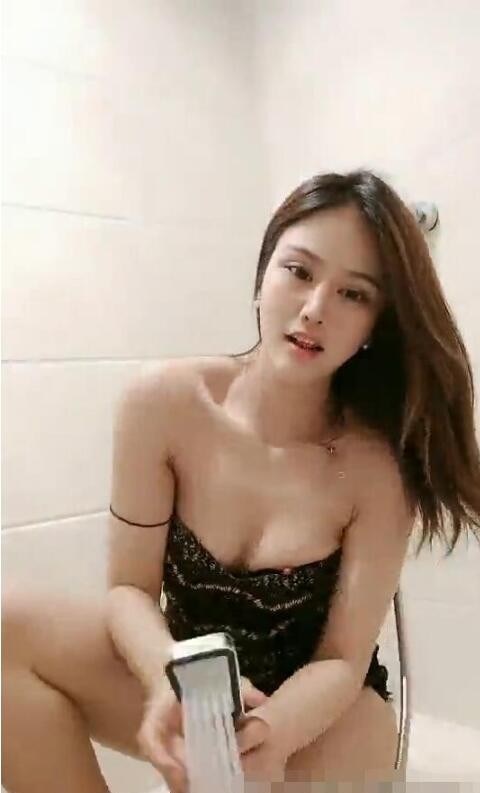 【源2020.04.14】美女(新疆小骚逼)多日合集，多场洗澡大秀，大黑牛插逼喷水，尿量惊人