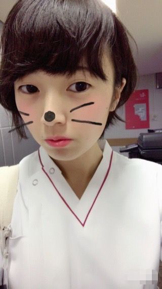 投稿作品Cアプリを使って自撮りする女子 F.1-F.2