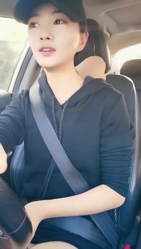 鸭舌帽妹子驾车户外停路边拨开内裤跳蛋震动呻吟娇喘-福利岛